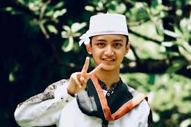 Pada mulanya, pengarah unit tindakan khas ppim muhammad yusuf azmi duduk berbincang bersama dua orang pengarah. Latar Belakang Yusuf Azmi