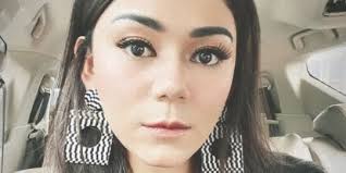 Namanya mulai dikenal sejak membintangi sinetron putri. Ymhlvempupt96m