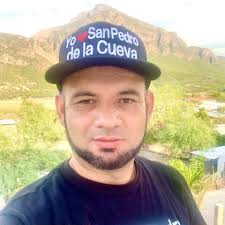 Don Ramon Encinas recibe pañales por Wendy desde La Paz, Baja California y  ensures por Rita Sanez de Hermosillo, el agradece este apoyo recibido se  conmovió de lo agradecido.