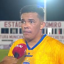 Meia do Colo Colo lamenta derrota e projeta duelo contra o Vitória