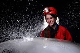 Des milliers de nouvelles images de grande qualité ajoutées chaque jour. Photo Dimnice Jama Slovenie Jeune Femme Regardant Exploser Une Goutte Tombant Sur Un Dome Blanc De Calcite Philippe Crochet Photographe De La Speleologie Et Du Monde Mineral