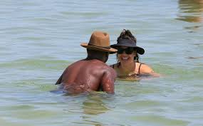 Fernanda de souza malha na praia da barra da tijuca, rj dilson silva / agnews. Em Clima De Romance Fernanda Souza E Thiaguinho Curtem Praia E Acenam Para Fotografos Confira Os Cliques Estrelando