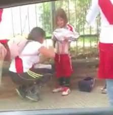 Morena beltrán es una de las periodistas más famosas y elogiadas. Morena Beltran On Twitter Hinchas De River Arrojaron De Todo Al Micro De Boca En Su Llegada Cuando La Policia Quiso Dispersarlos Con Gas Lacrimogeno La Sustancia Ingreso Al Vehiculo Xeneize Hay