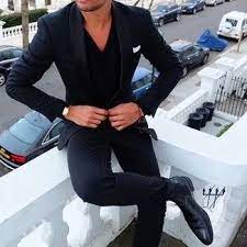 Nos bottines chelsea pour homme sont la garantie d'une allure sophistiquée au bureau et nos modèles à semelle en caoutchouc vous accompagneront dans toutes vos aventures. Tenue Costume Bleu Marine Pull A Col En V Noir Bottines Chelsea En Cuir Noires Pochette De Costume Blanche Mode Homme Styles De Mode Pour Hommes Style Vestimentaire Homme