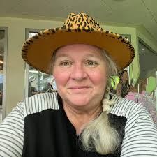 Candace Owens is now alleging that the White House told her that France is  holding up peace negotiations with Russia and Ukraine until she stops  talking about Emanuel Macron's wife… She gave