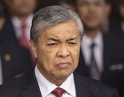 … dalam pertemuan saya dengan dr ahmad zahid beberapa minggu lalu beliau dengan jelas menyatakan hasrat beliau untuk menyatukan semua pemimpin umno. Tears From Witness During Ahmad Zahid S Corruption Trial