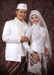 Sehingga buat kalian yang ditunjuk sebagai perwakilan untuk keluarga pengantin pria, kalian dapat menjadikan contoh pidato serah selanjutnya, saya sebagai perwakilan juru bicara dari rombongan calon pengantin pria, ingin menyampaikan niat, maksud, serta tujuan kedatang kami di sini 30 Ide Baju Akad Nikah Pria Muslim Lamaz Morradean