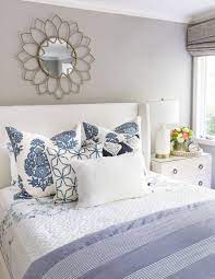 This arrangement uses euro pillows as the backdrop. How To Arrange Pillows On A Queen Bed Five Simple Formulas That Work Driven By Decor