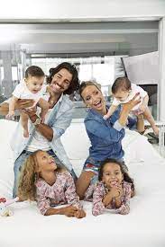Em resposta ao comunicado da irmã de luciana abreu, uma fonte próxima da atriz, contou ao site da a luciana não se vai pronunciar publicamente. Caras Luciana Abreu Em Familia Artista Apresenta As Filhas Gemeas Amoor E Valentine De Nove Meses