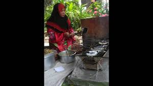 Kuih kapit traditional chinese new year love letters or better known as kuih kapit in south east asia. Cara Tradisional Buat Kuih Kapit Kepit Youtube