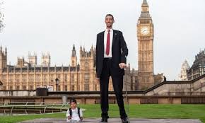 Pada satu titik dia secara resmi dijuluki manusia tetinggi didunia. Kisah Unik Begini Jadinya Jika Pria Tertinggi Dan Terpendek Di Dunia Bertemu