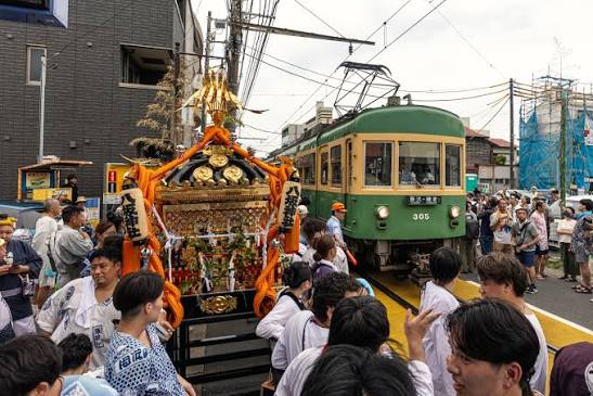 江ノ電１０００形１００１F、引退直前の花道 江の島天王祭】 2026年7月12日（日）、江の島天王祭が執り行われました。 この祭り はざっくりいうと、江島神社境内にお祀りされているスサノオノミコトが、腰越の小動神社に年に一度、お里帰りをするようなお祭りです。 勇壮な ...