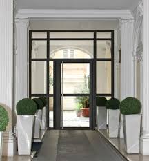 Non seulement une porte d'entrée doit être esthétique et s'accorder avec le style de votre maison mais en plus, elle se doit de disposer d'une isolation thermique optimale. N 626 La Fermeture De L Immeuble