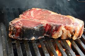 Un paio d'ore prima della cottura prendete la fiorentina fuori dal frigo e tamponatela con carta tag: La Bistecca Alla Fiorentina Cucinare A Fuoco Vivo