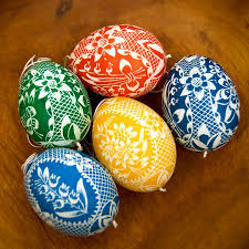 Easter Egg With Scratched Design Fancy Easter Decorations Folk Art Easter Eggs Easter Egg Decorating Egg Art