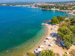 An der östküste der insel krk liegt der kleine hafenort vrbnik. Strande Auf Der Insel Krk Fur Einen Perfekten Urlaub