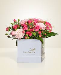 In questo articolo abbiamo raccolto tutte le frasi più belle e più divertenti per fare gli auguri di buon compleanno a una persona speciale. Delicata Composizione In Scatola Con Roselline E Rose Rosa
