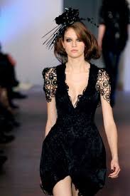 Abriu uma loja e mais tarde criou a sua marca. Fatima Lopes Estilista Vestido Com Renda Most Beautiful Dresses Black Dress Dresses