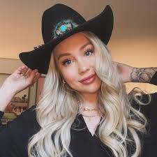 Colleen Bronder's Instagram, Twitter & Facebook