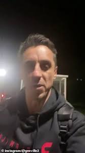 Gary neville and jamie carragher have disagreed over tottenham hotspur's dele alli on sky sports' monday night football, which was broadcast on sky sports on 10th december. Gary Neville And Jamie Carragher S Alexander Arnold Quarrel Continues Into Car Park And Taxi Home Daily Mail Online