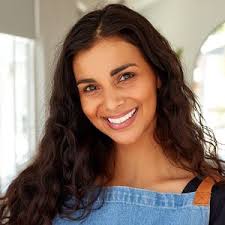 Nisha Vora (@rainbowplantlife)