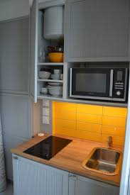 Amenagement Studio Chambre De Bonne 5 Exemples Reussis In 2020 Kitchen Design Small Small Kitchenette Studio Kitchen
