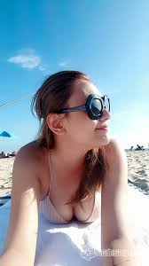 Võ Hoàng Yến khoe vòng một 'tràn trề' trên bãi biển