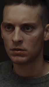 Bu Sahne 🤯, Otuzlu yaşlarındaki Yüzbaşı Sam Cahill (Tobey Maguire) ve  Tommy Cahill (Jake Gyllenhaal), birbirleriyle taban tabana zıt kişiliklere  sahip iki kardeştir. Dördüncü seferine çıkmak üzere ...