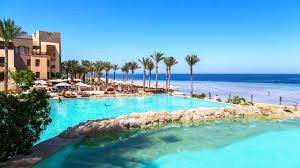 It is one of the country's main tourist centres located on the red sea coast. Ø®Ù„ÙŠØ¬ Ù…ÙƒØ§Ø¯ÙŠ Ø§ÙØ¶Ù„ Ù…Ù†Ø§Ø·Ù‚ Ø§Ù„Ø³ÙŠØ§Ø­Ø© ÙÙŠ Ø®Ù„ÙŠØ¬ Ù…ÙƒØ§Ø¯ÙŠ Ø§Ù„ØºØ±Ø¯Ù‚Ø© Ø¹Ø§Ù„Ù… Ø§Ù„Ø³ÙØ±