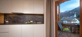 Gli appartamenti della ciasa mascotte sono ubicati nel centro del pittoresco paese san vigilio di marebbe, che preserva la vera anima dell'alto adige e rimanda la mente all'immagine delle maestose dolomiti, della scenografica val badia e delle rinomate piste da sci del comprensorio plan de corones, parte del gigantesco carosello dolomiti superski. Apartments In San Vigilio Di Marebbe Welcome To The Rosalpina