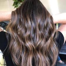 Ce coiffeur californien est devenu célèbre pour avoir pris le parti de montrer aux femmes la beauté qui se cache derrière leur chevelure grise. Tout Ce Que Vous Devez Savoir Pour Couvrir Les Cheveux Blancs Wella Professionals