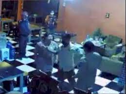 Seorang oknum satpol pp viral di media sosial setelah memukul ibu hamil dan suaminya saat operasi pemberlakuan pembatasan kegiatan masyarakat dalam video itu oknum satpol pp itu terus mempertanyakan izin dan mengancam akan menutup warkop tersebut jika tak memiliki izin. Qkmbtitvigf26m
