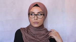 Perkenalkan namaku andy, umurku saat ini 18 tahun, aku masih sekolah di sma swasta dikotaku. 15 Tip Padanan Gaya Tudung Buat Si Kaca Mata Tampak Stylo Nona