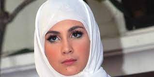 Suami dari arumi bachsin itu menandai dimulainya penyuntikan vaksin sinovac sebelum warga jawa timur arumi bachsin ikut menggunakan hak pilihnya dalah gelaran pilkada 2020 di trenggalek. Arumi Bachsin Biasakan Pakai Jilbab Kapanlagi Com
