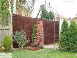 Bildergalerie Weidenzaun Serie Baldo Weidenprofi Gmbh Weidenzaune Haselnusszaune Robinienzaune Gartenausstattung Korbwa Weidenzaun Naturzaun Flechtzaun