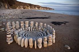 James Brunt Organizes Leaves And Rocks Into Elaborate Cairns In 2020 Beach Art Land Art Nature Photography