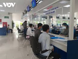 Người dân Quảng Ngãi xếp hàng chờ làm thủ tục đất đai