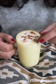 Golden Latte Une Boisson Saine Et Benefique Cuisinons En Couleurs Recette Boissons Saines Boisson Boissons D Hiver