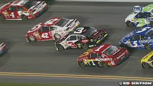 Crash spectaculaire à l'arrivée d'une course de fr3.5. Nascar Impressionnant Accident Impliquant 20 Voitures Melting Pot Assoc