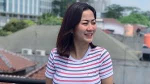Ia dijuluki sebagai 'tante pemersatu bangsa' dan bahkan namanya berhasil menjadi trending topic twitter bersamaan dengan penayangan video youtube tersebut. Kumpulan Berita Pemersatu Bangsa Rajin Olahraga Intip 5 Potret Tante Ernie Yang Body Goals