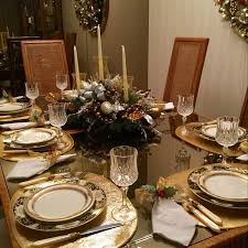 This is a cute way to add a little extra christmas flair to your table setting! 15 Simple Elegant Christmas Table Setting Ideas Munchkins Planet