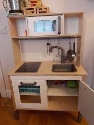 Otomatik olarak kapanan pilli ışık diyotları ve mutfak aletleri için tam açılabilir dolapları vardır. Ikinci El Ikea Dolap 600 00 Tl Tutumlu Anne Tutumluanne Com