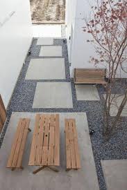 Moderne Gartengestaltung Ein Kies Weg Quadrate Steine Ein Kleiner Baum Gartendes In 2020 Modern Backyard Landscaping Backyard Landscaping Designs Backyard Landscaping