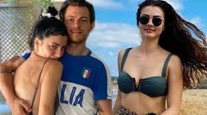 Afili aşk'ın ayşe'si burcu özberk yakın arkadaşı hande erçel'in sevgilisi murat dalkılıç'ı izlemeye gitti. Merve Bolugur Un Eski Sevgilisi Burak Dayi Dan Burcu Ozberk E Yakin Takip Magazin Haberleri Fiskos Haberleri