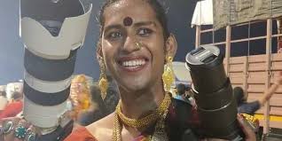 देश की पहली ट्रांसजेंडर फोटो जर्नलिस्ट हैं ज़ोया, भीख मांगकर खरीदे सेकंड  हैंड कैमरे से की थी शुरुआत