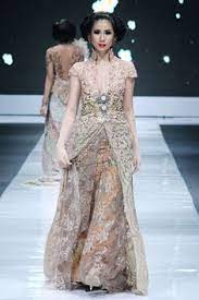 Nuansa putih yang selalu berhasil menghadirkan aura suci sang dara ayu dari balik veil. 210 Indonesia Kebaya By Anne Avantie Ideas Kebaya Modern Kebaya Indonesian Kebaya