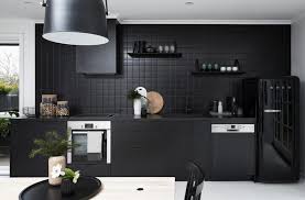Une Cuisine Noire Dans Un Interieur Au Style Scandinave Cuisines Design Interieur De Cuisine Cuisine Moderne