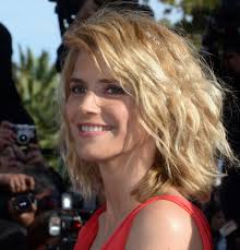 Le Carre Flou D Alice Taglioni Par Dessange Coiffures Cheveux Mi Longs Boucles Coiffure Carre Long Coiffure Coupe Carre