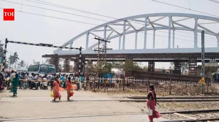 Temple rush chokes Huligi as level crossing gate sparks jams | Hubballi News - The Times of India