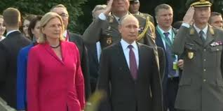 Außenministerin karin kneissl und wladimir putin. Putin Kommt Am Samstag Zu Kneissl Hochzeit